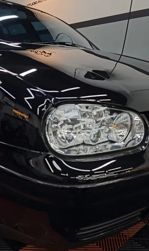 Detalhe da pintura preta polida com reflexo das luzes do studio