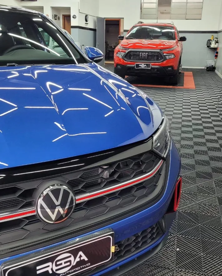 Volkswagen azul com acabamento automotivo no Rosa Studio